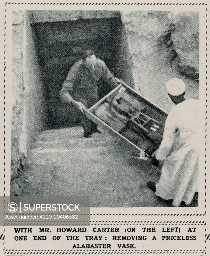 Howard Carter removing treasures from the tomb of Tutankhamun.     Date: 1923