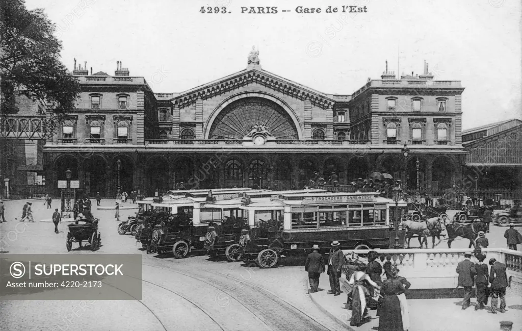 PARIS : GARE DE L'EST Motor buses line up outsidethe terminus, but there arestill horse-drawn vehiclesto be seen. Date: circa 1908