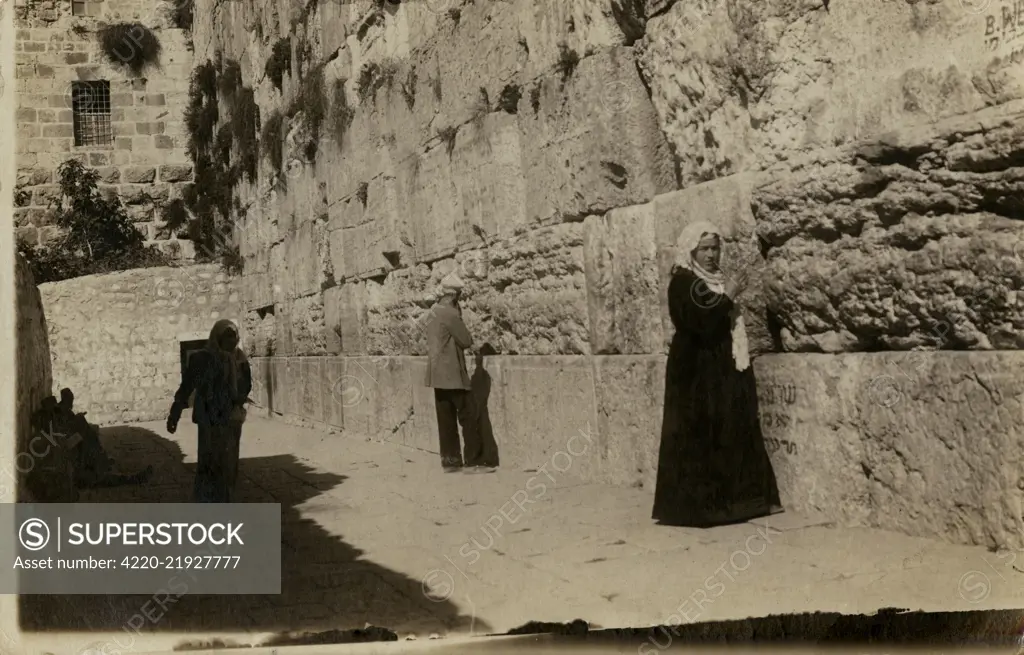 People at the Wailing Wall, Jerusalem.      Date: early 20th century