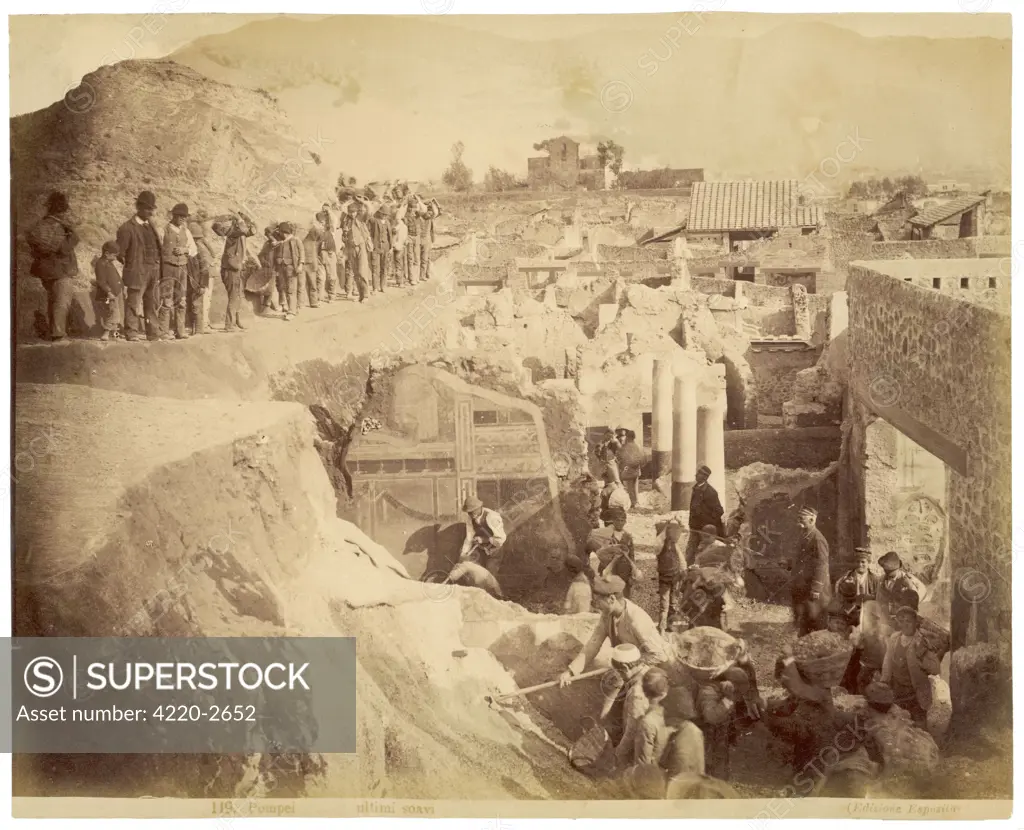 Large scale excavation of thesite of Pompeii showing menand even boys at work.Date: circa 1890
