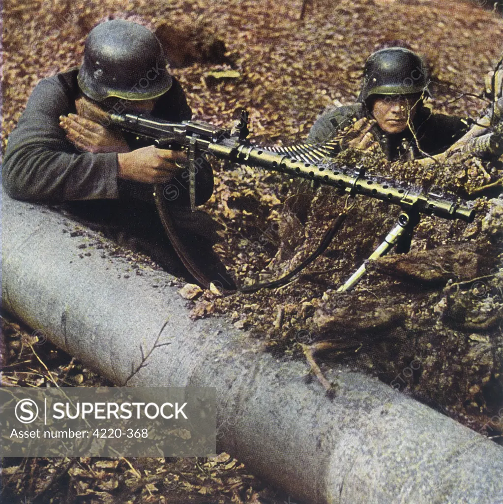 German infantry with machine  gun.        Date: 1940