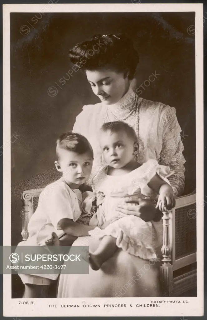 CECILIE von MECKLENBURG- SCHWERIN  Wife of Crown Prince Wilhelm, with her two children      Date: 1886 - 1954