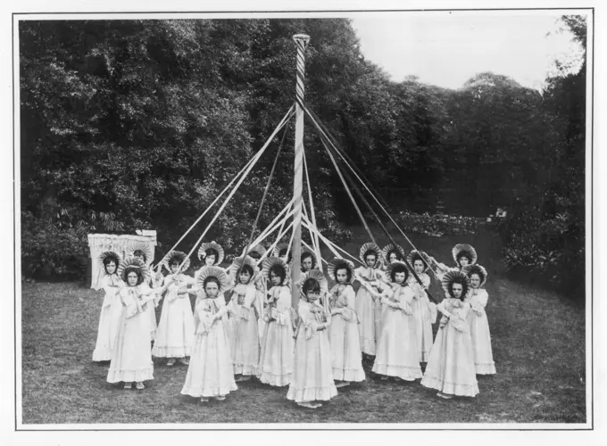 A group of girls and their  maypole in Wokingham, Surrey        Date: 1904