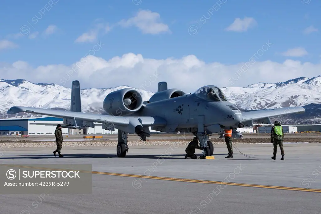 Maintenance crews perform end of runway checks on a 190th Fighter Squadron A-10 Thunderbolt prior to take off in Boise, Idaho.