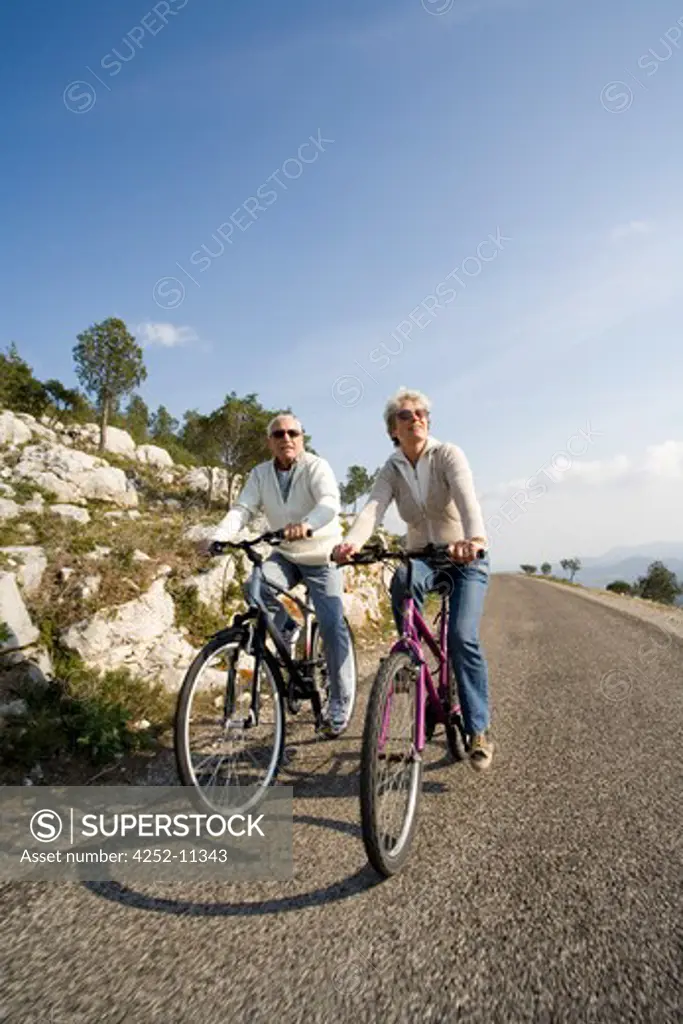 Couple bike hike