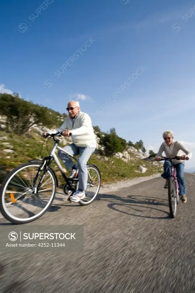 Couple bike hike