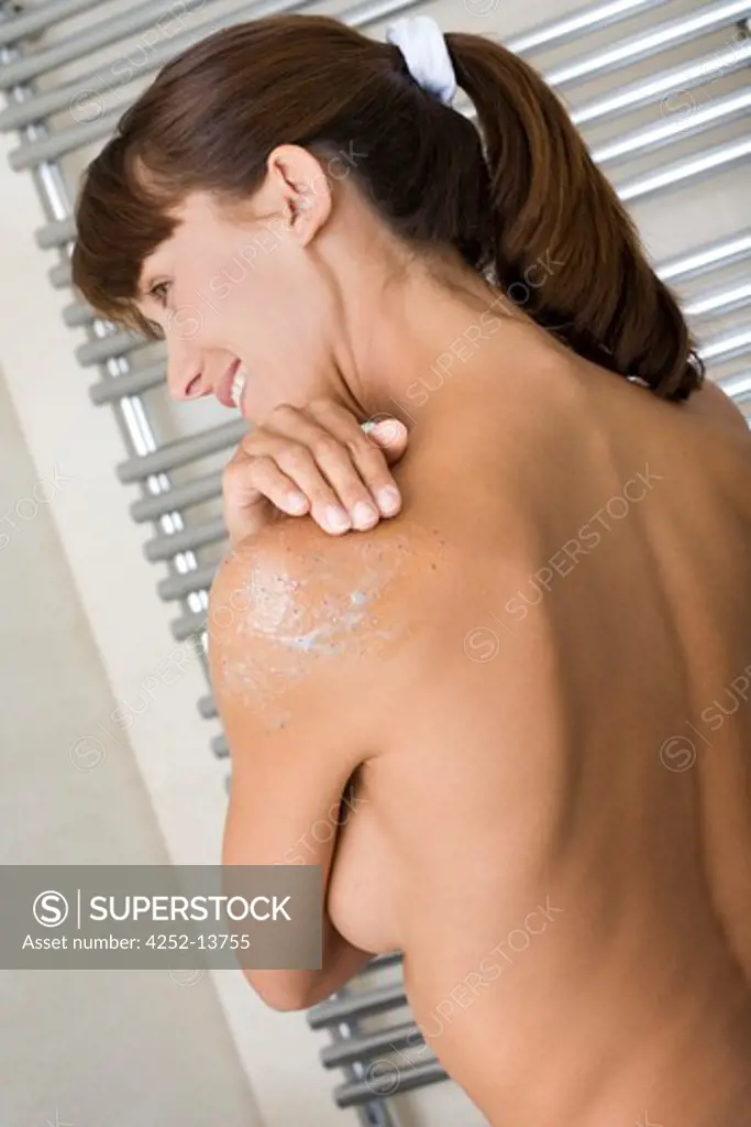 Woman exfoliation shoulder.