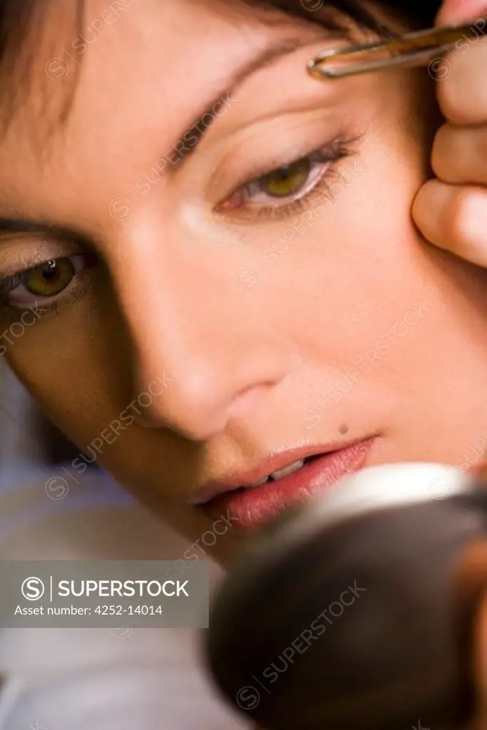 Woman brow depilation