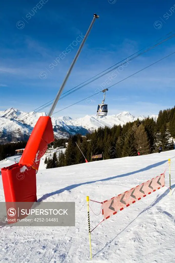 Ski run barrier
