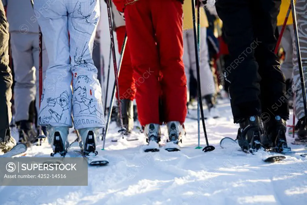 Skiers waiting queue