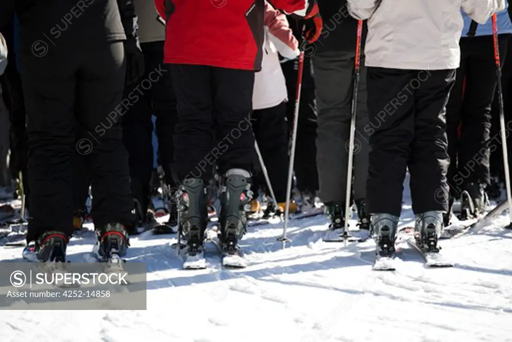 Crowd skiers