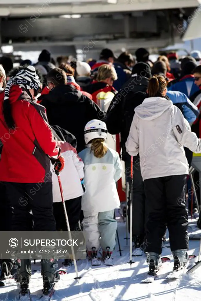 Crowd skiers