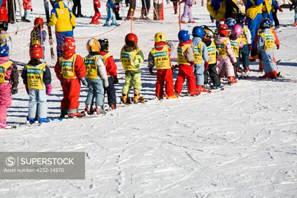 Children ski