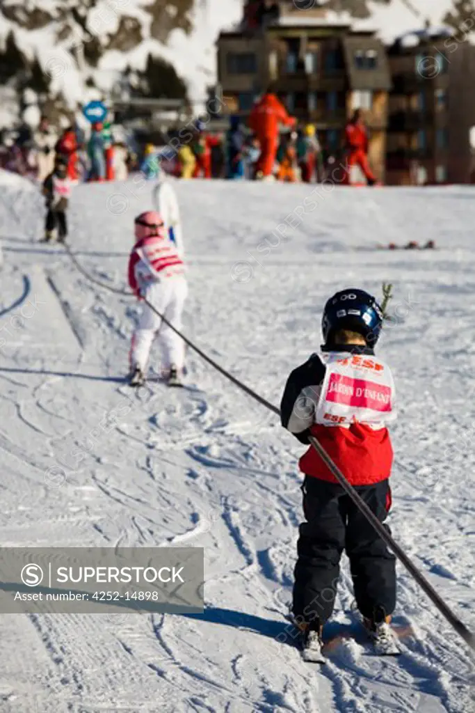 Children ski