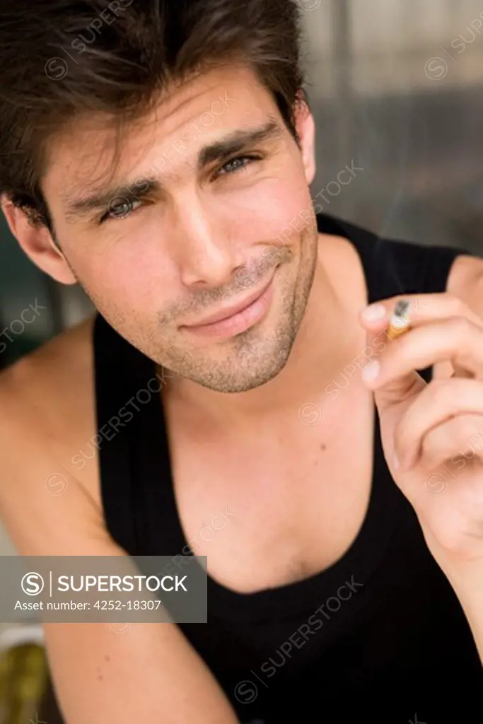 Man cigaret