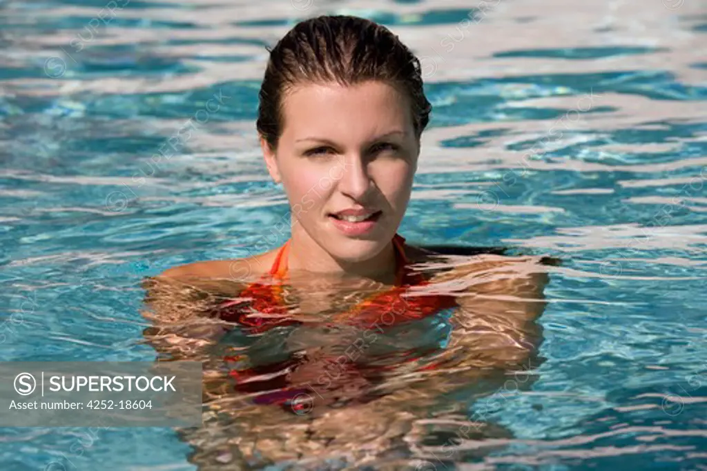 Woman swimming-pool.