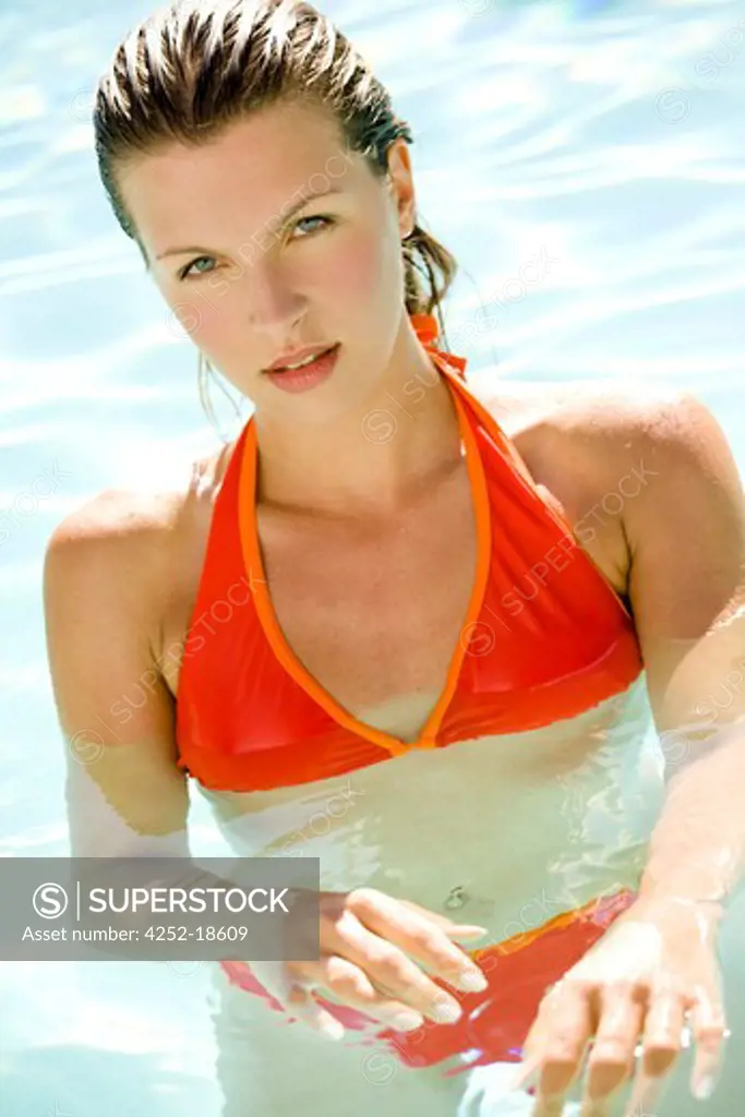 Woman swimming-pool.