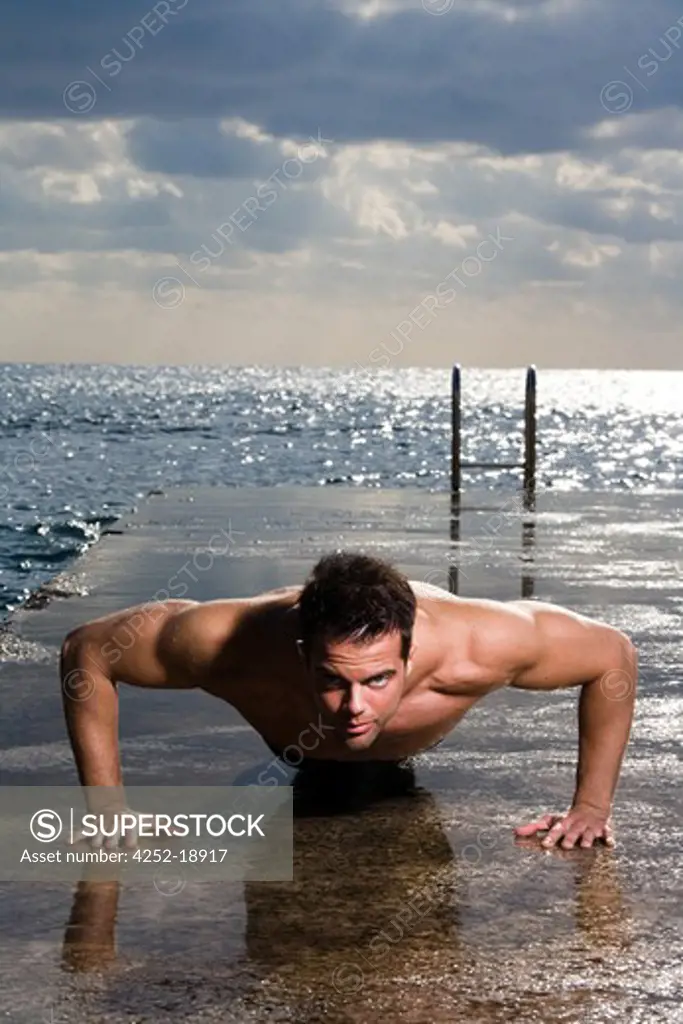 Man push-ups bodybuilding