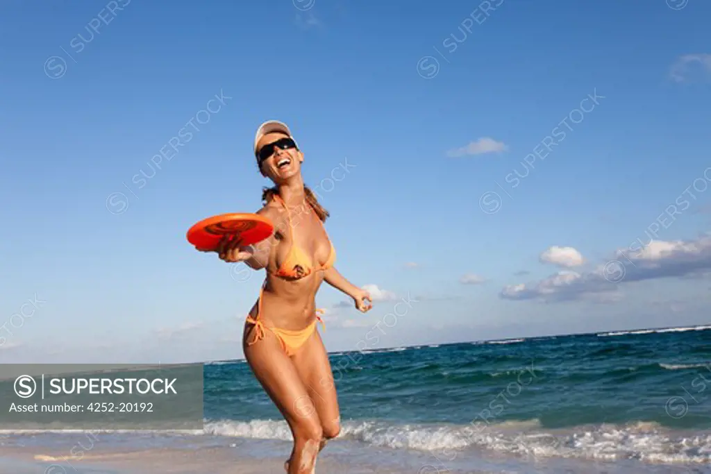 Woman frisbee beach