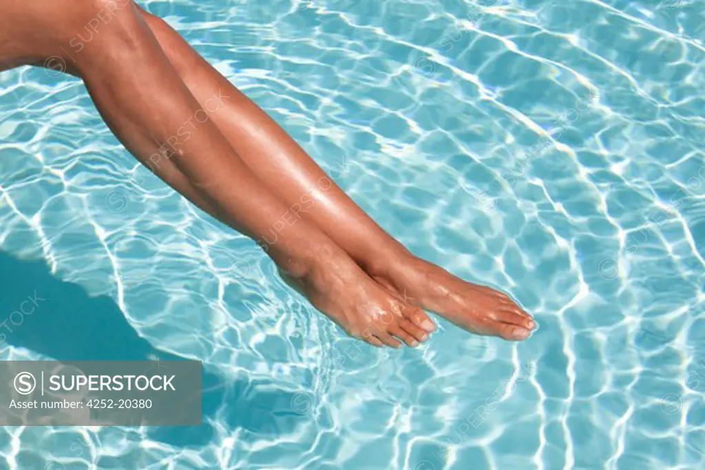 Woman swimming-pool legs