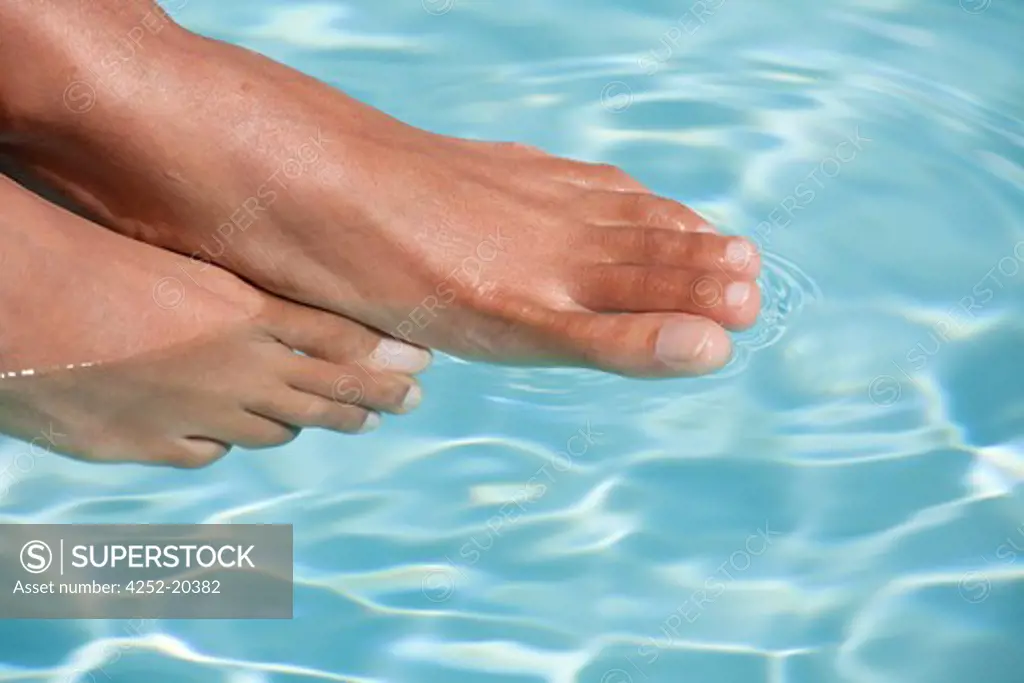 Woman swimming-pool feet