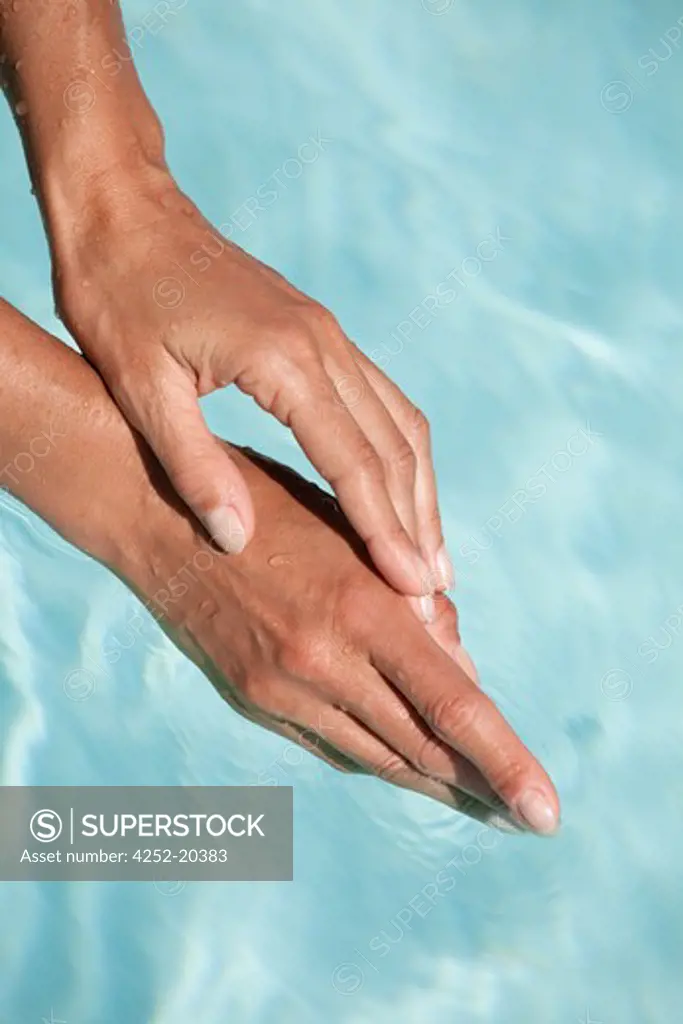 Woman swimming-pool hands