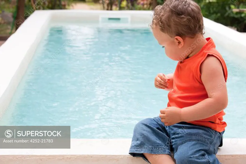 Child swimmin-pool danger