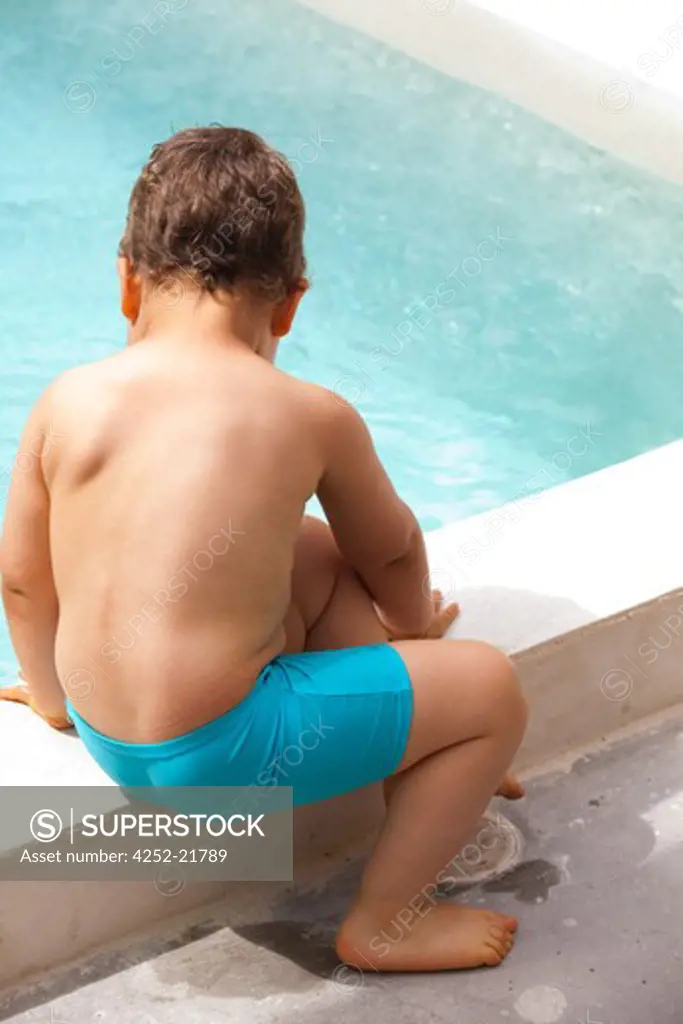Child swimmin-pool danger