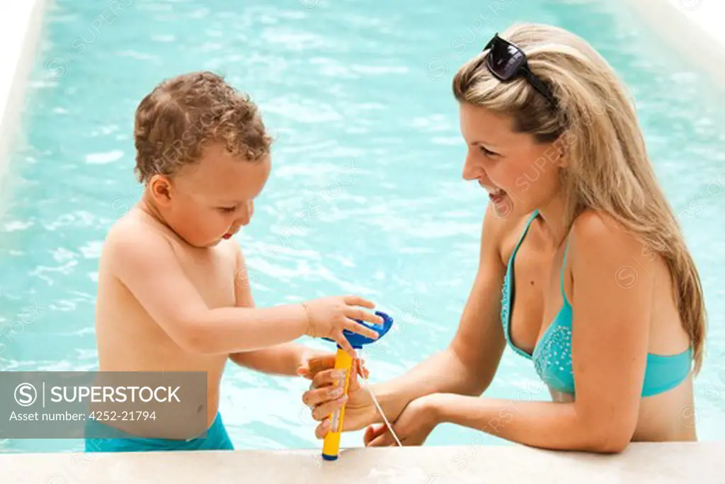 Woman child swimming-pool