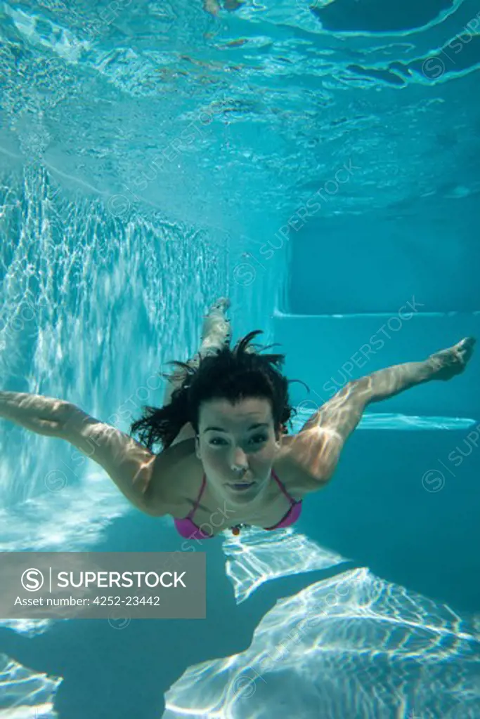 Woman swimming-pool
