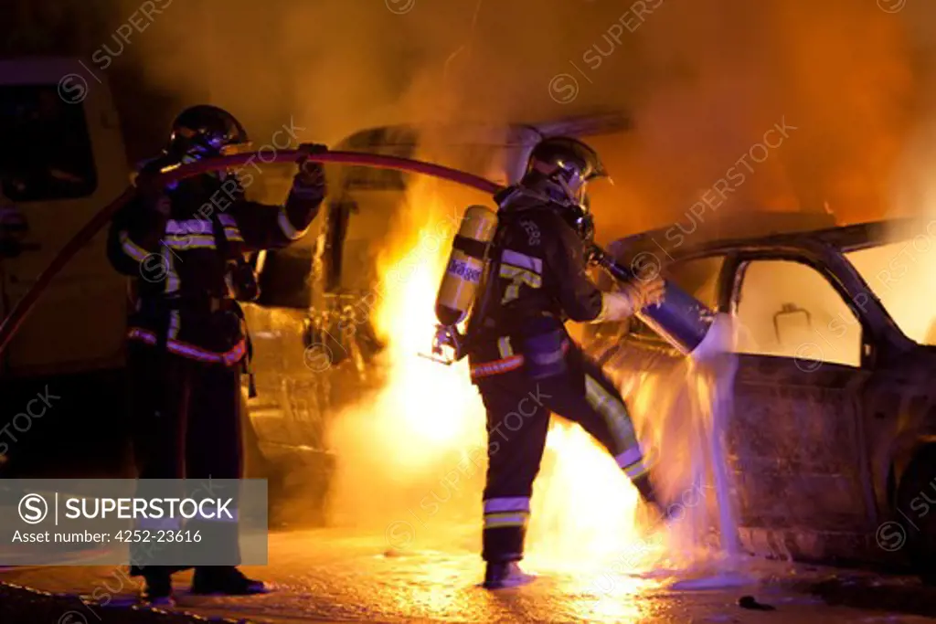 Firemen blaze intervention