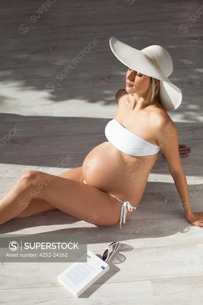 Pregnant woman sun-tanning