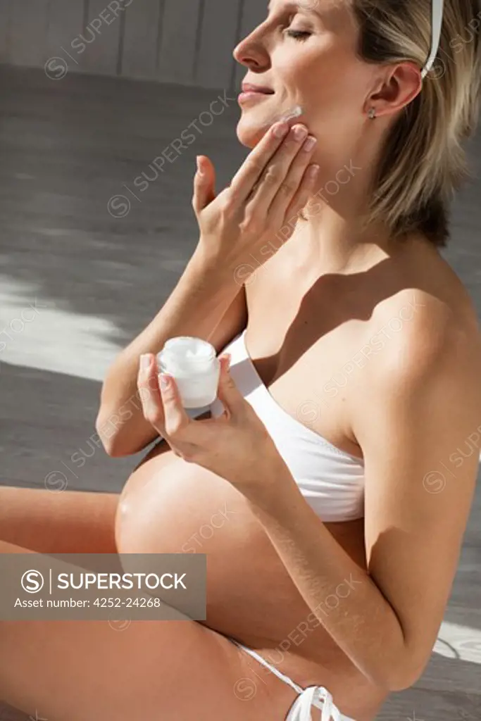 Pregnant woman sun-tanning