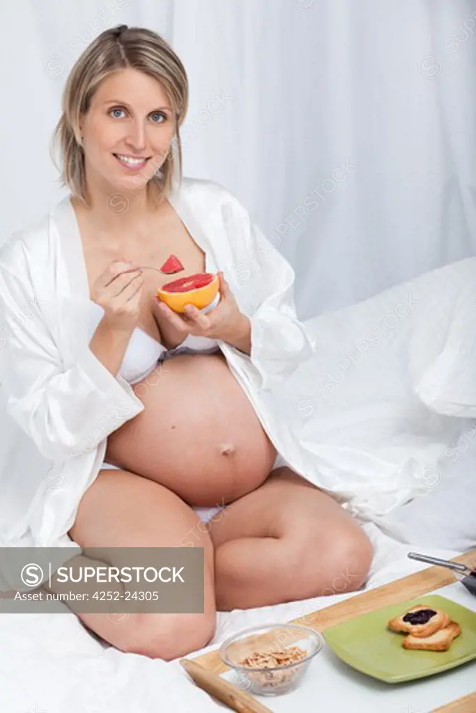 Pregnant woman breakfast