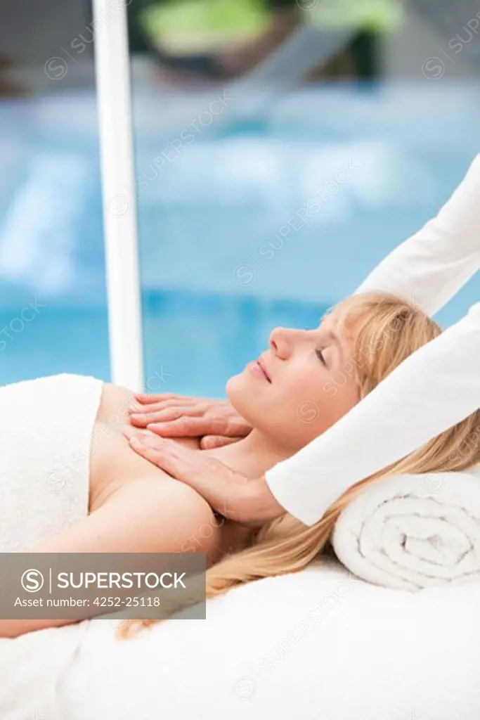 Woman massage thalassatherapy