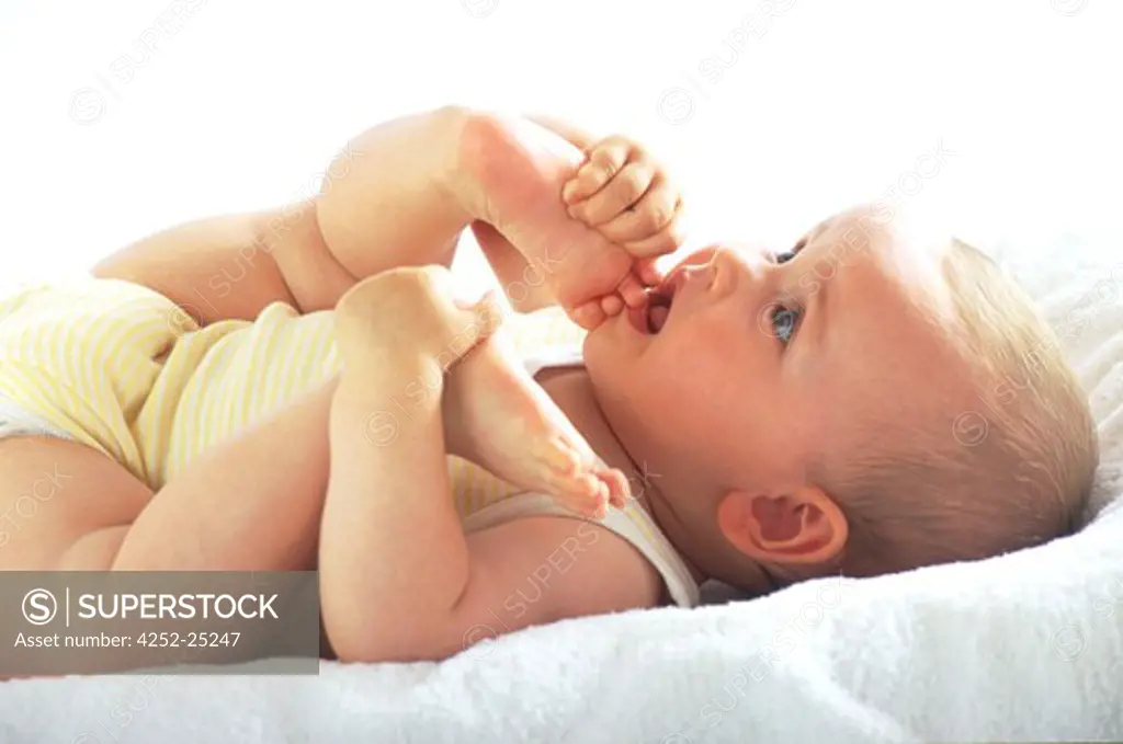 children inside baby bed foot