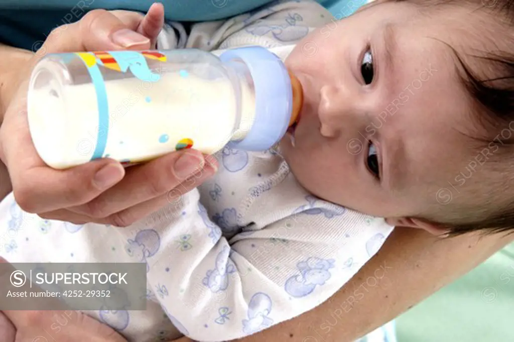Baby feeding bottle