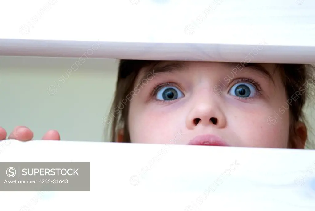 Little girl eyelook fear