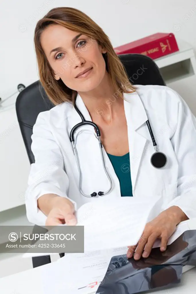 Woman physician radiography