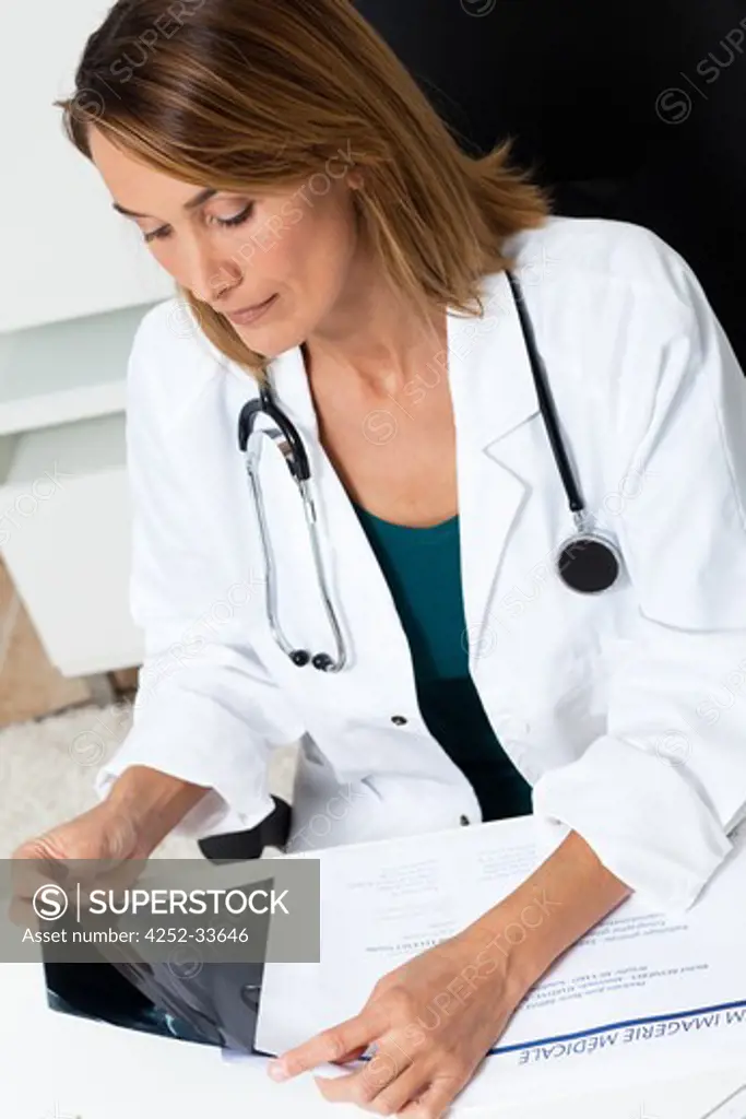Woman physician radiography