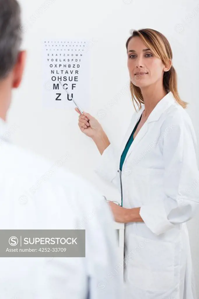 Man ophtalmologist view test