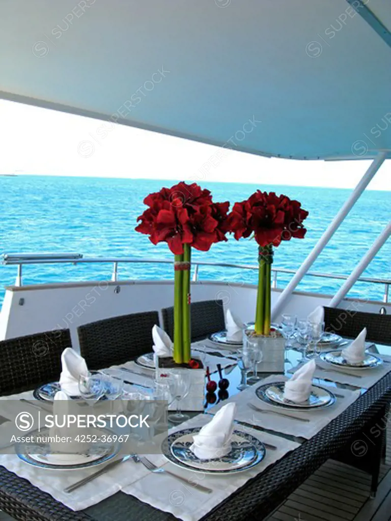 Yacht set table