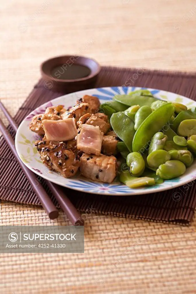 White half-cooked tuna with vegetable