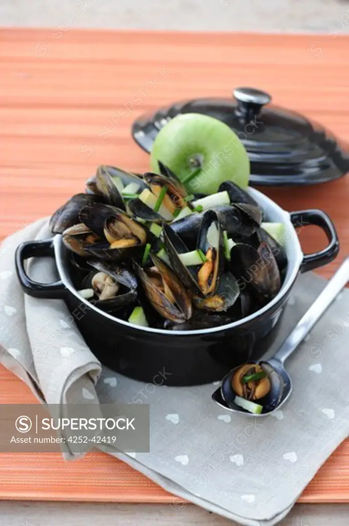 Mussels with cider and apple