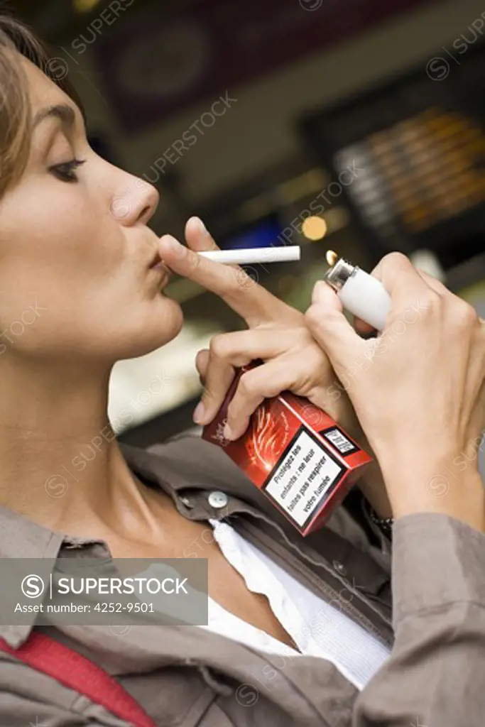 Woman cigaret