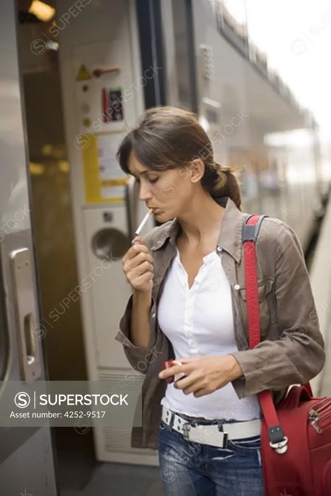 Woman train cigaret