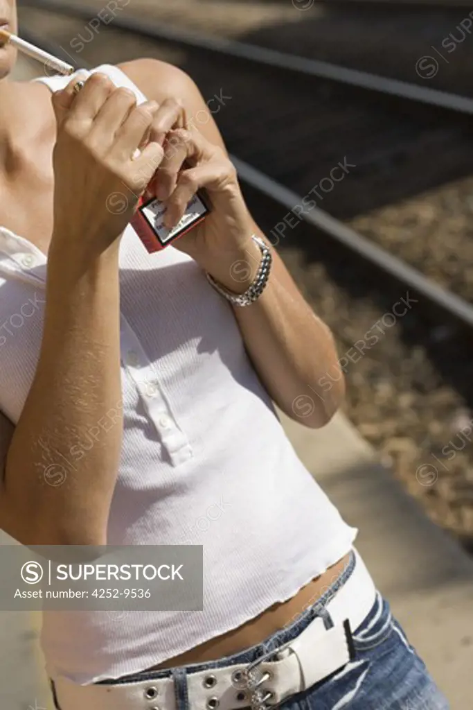 Woman platform cigaret