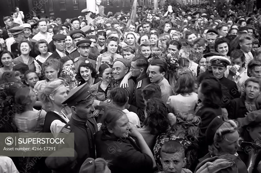 Greeting victorious soldiers at the Belorussky railway station in Moscow by Shaikhet, Arkadi (1898-1959)/Russian State Film and Photo Archive, Krasnogorsk/1945/Photograph/Russia/Genre,History