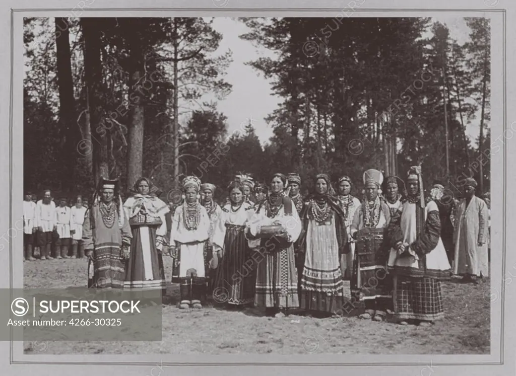 Peasants in festive dress of Tambov region waiting the Tsar Nicholas II / Anonymous   / Photoengraving / 1903 / Russia / Institute for the History of Material Culture, St. Petersburg / Genre,History