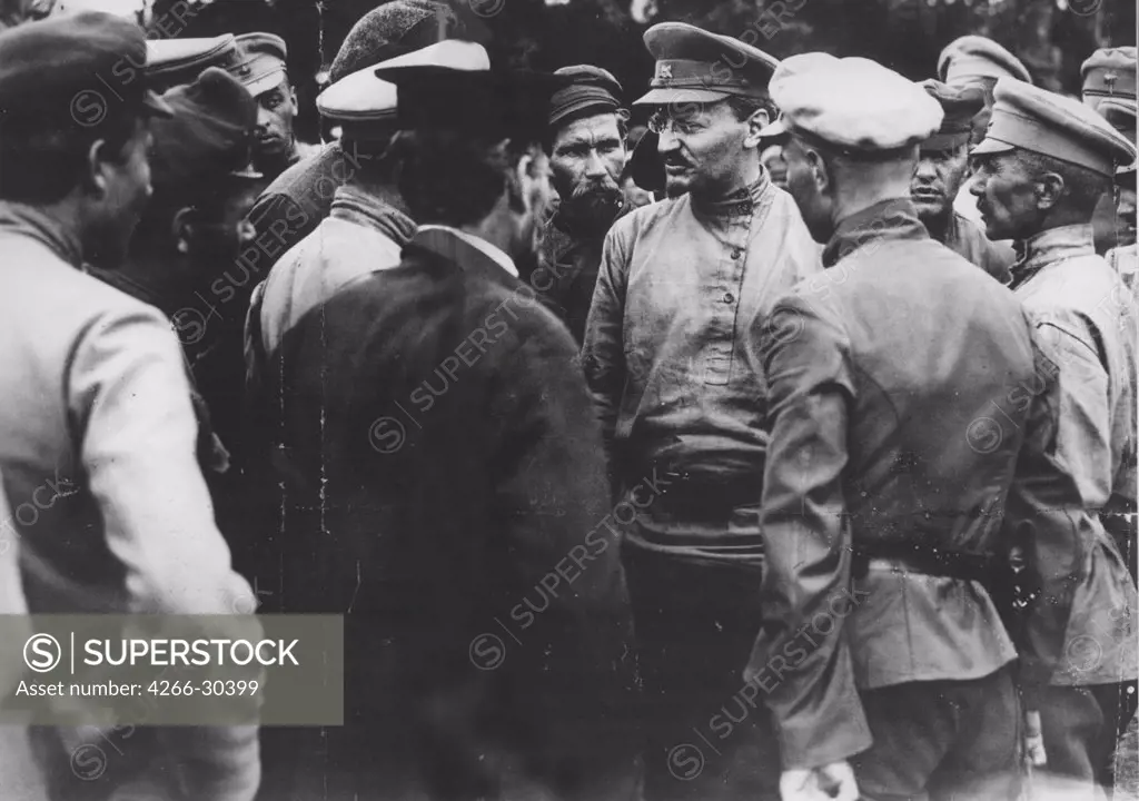 Trotsky talking with a group of Red Army soldiers / Anonymous   / Photograph / 1918-1919 / Russia / State Central Museum of Contemporary History of Russia, Moscow / History